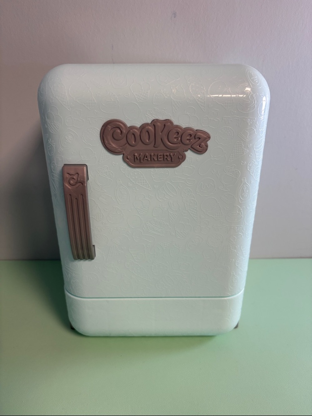 Cookeez Makery Freezy Cakez Playset, Kids Interactive Toy, Plush Cake Toy